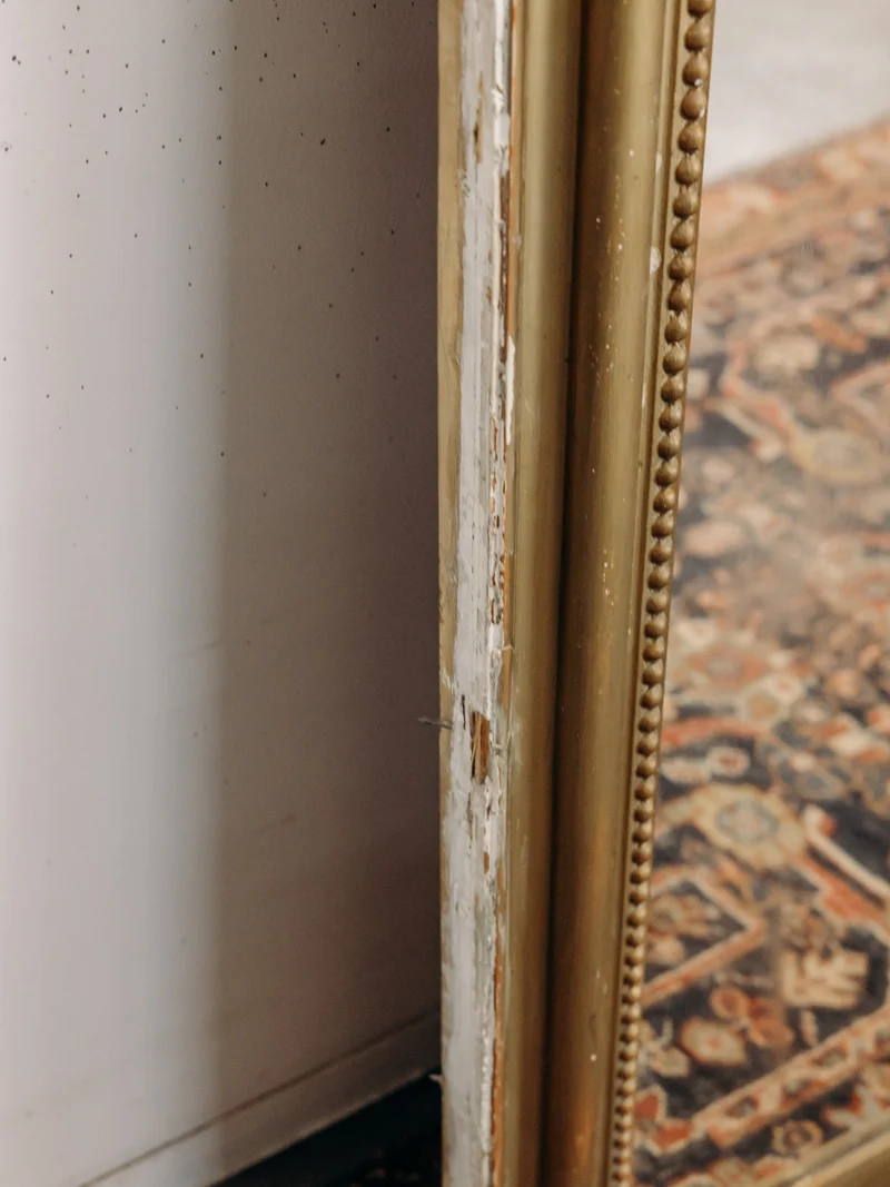 Georges, le miroir ancien et son cadre en dorure avec une frise perlée N°1462