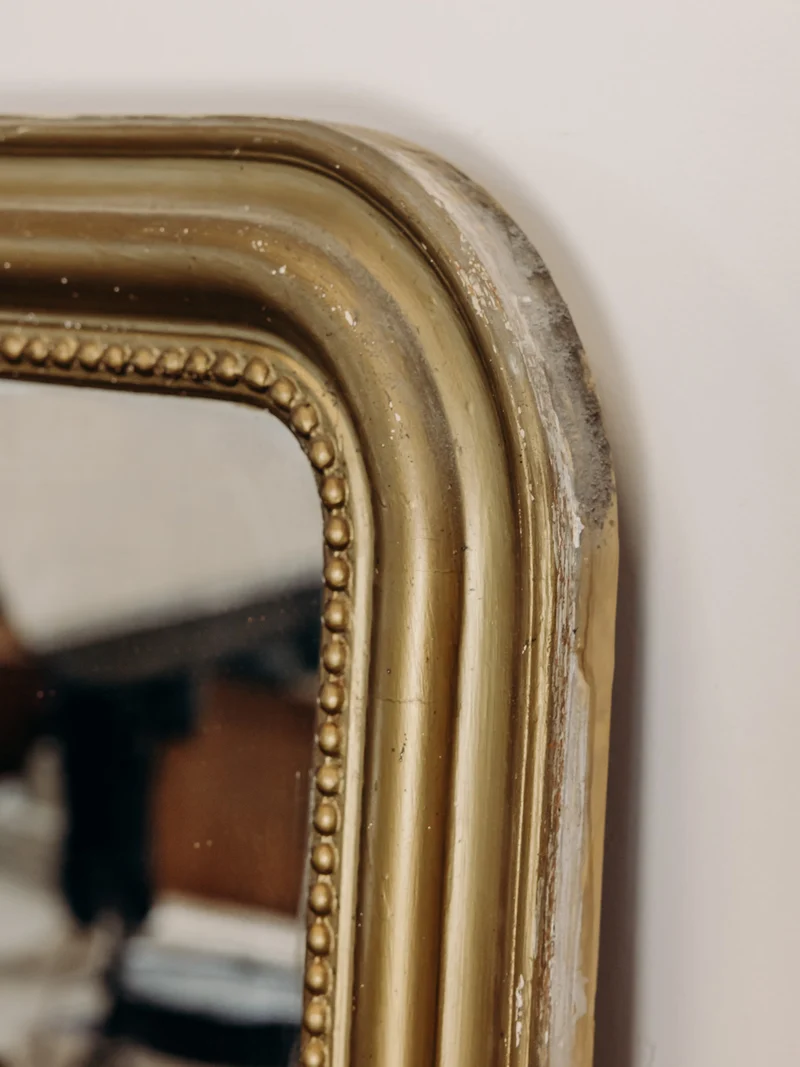 Georges, le miroir ancien et son cadre en dorure avec une frise perlée N°1462