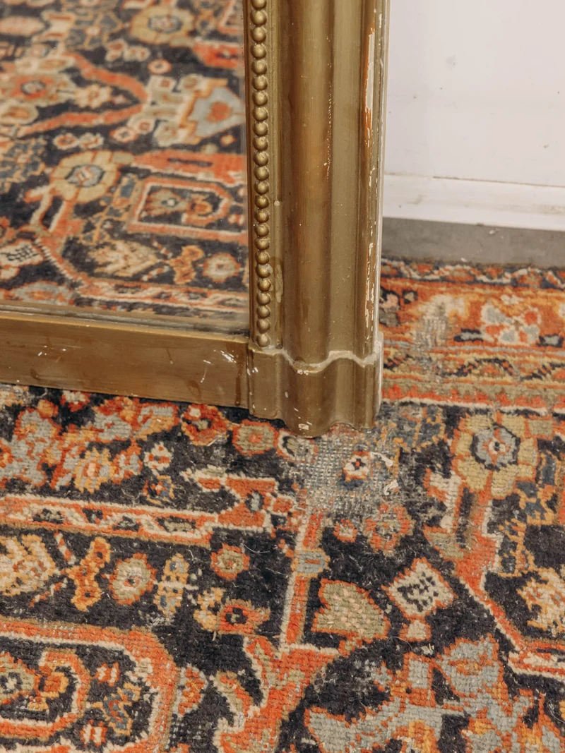 Georges, le miroir ancien et son cadre en dorure avec une frise perlée N°1462