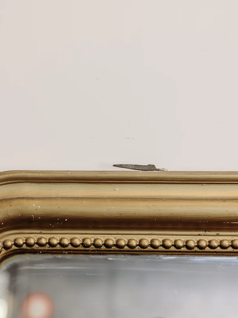 Georges, le miroir ancien et son cadre en dorure avec une frise perlée N°1462