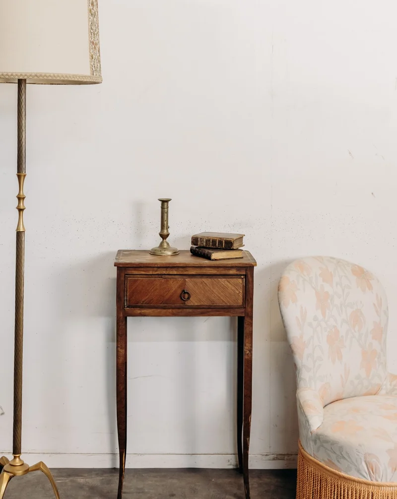 Odile, la table de chevet style Louis XV en bois foncé N°1552