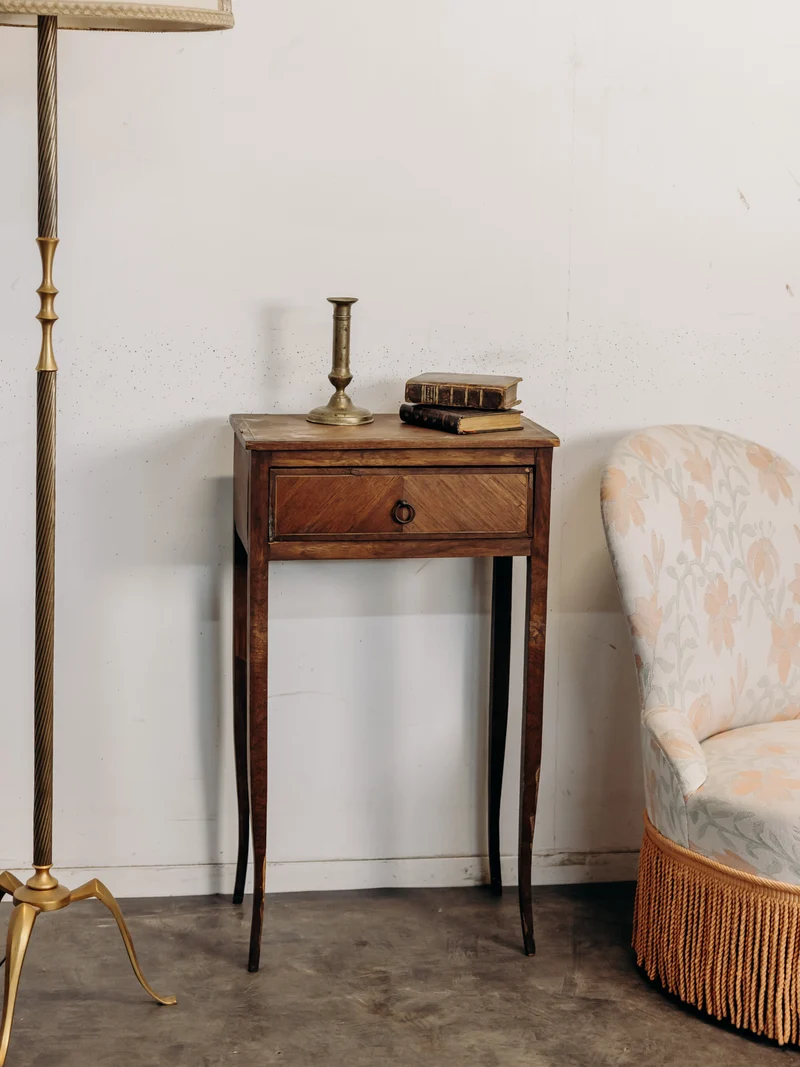 Odile, la table de chevet style Louis XV en bois foncé N°1552