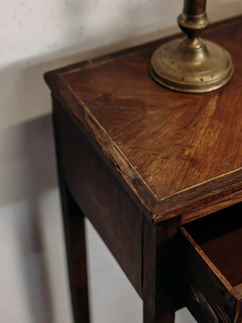 Odile, la table de chevet style Louis XV en bois foncé N°1552