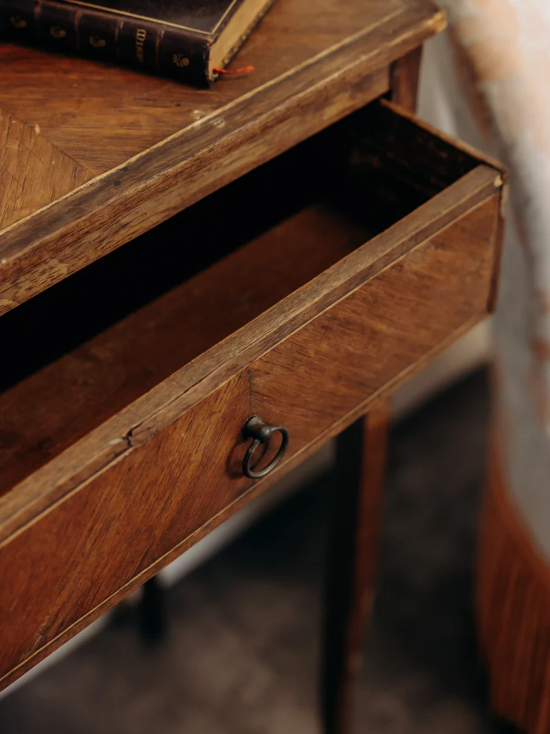 Odile, la table de chevet style Louis XV en bois foncé N°1552