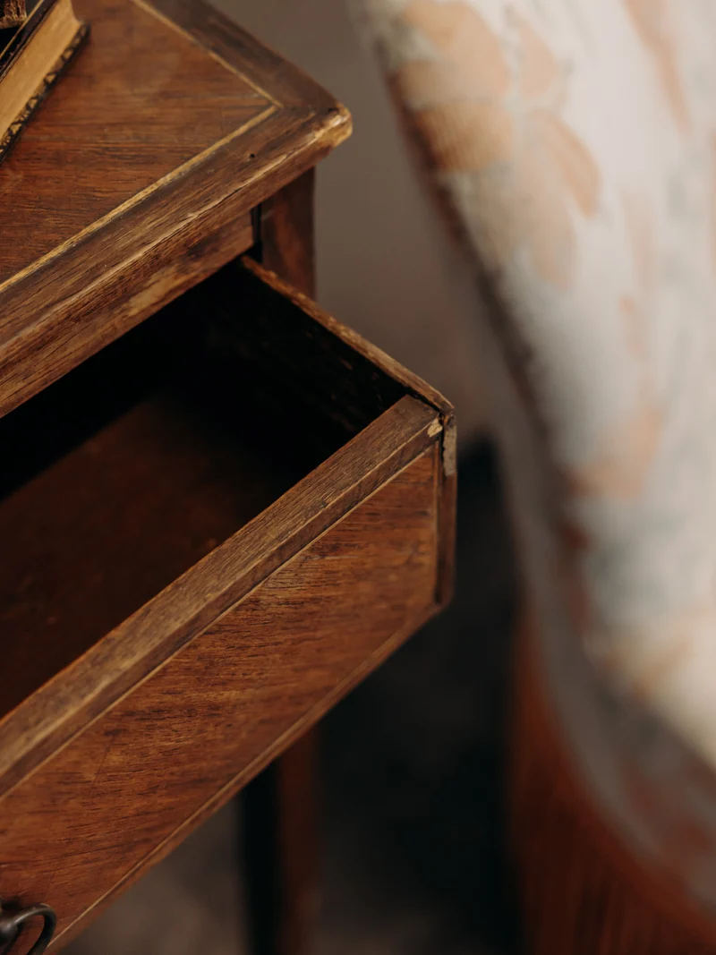 Odile, la table de chevet style Louis XV en bois foncé N°1552