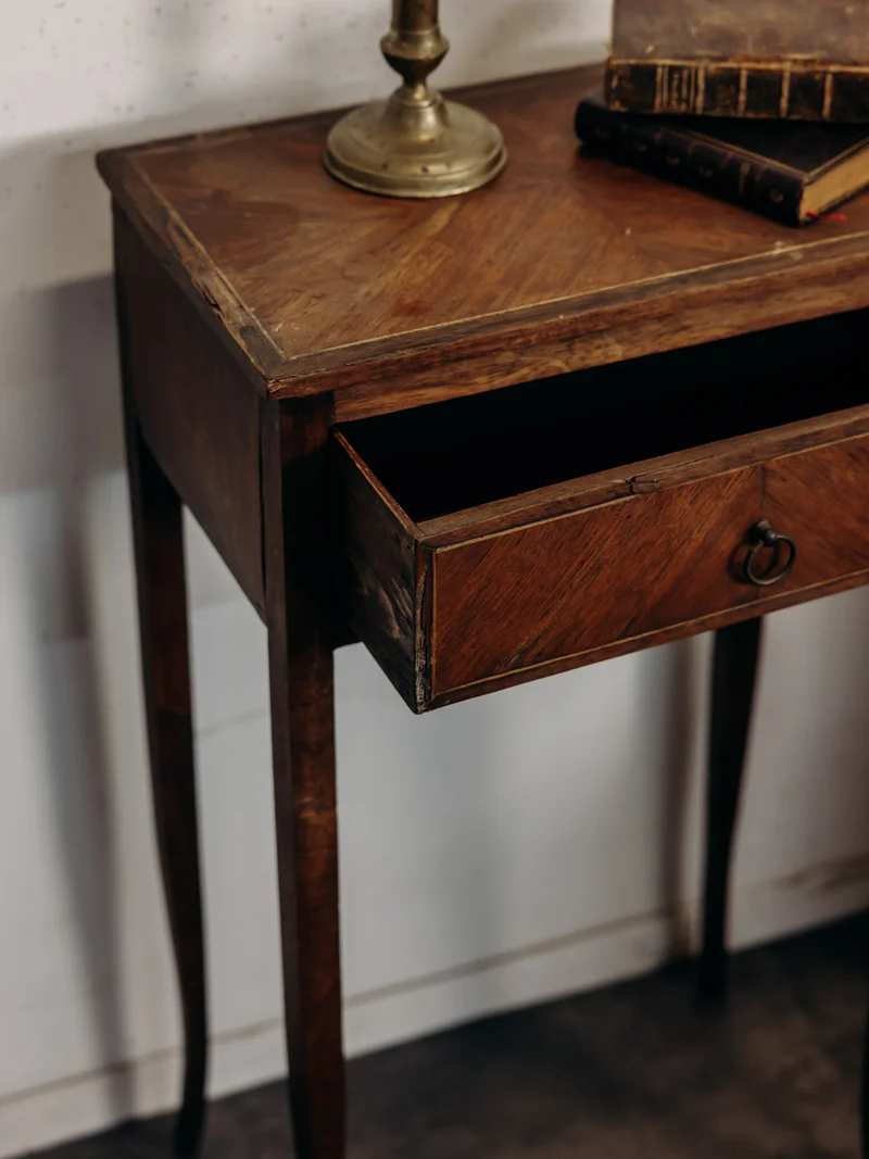 Odile, la table de chevet style Louis XV en bois foncé N°1552