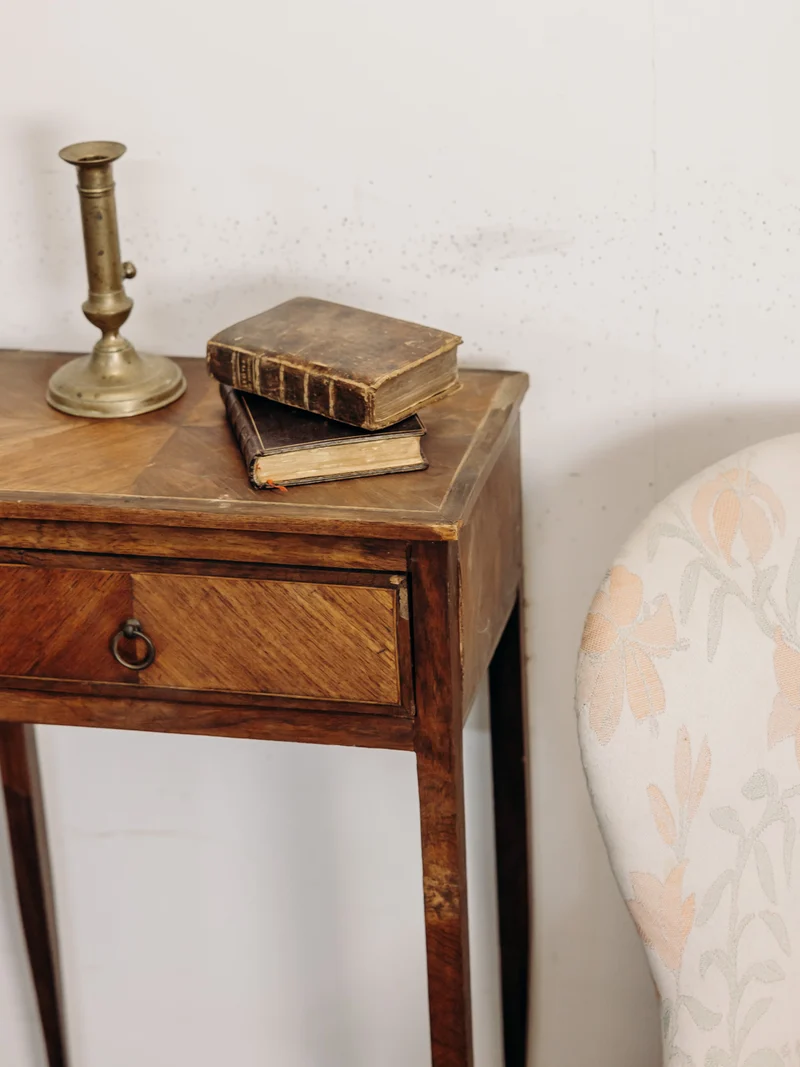 Odile, la table de chevet style Louis XV en bois foncé N°1552