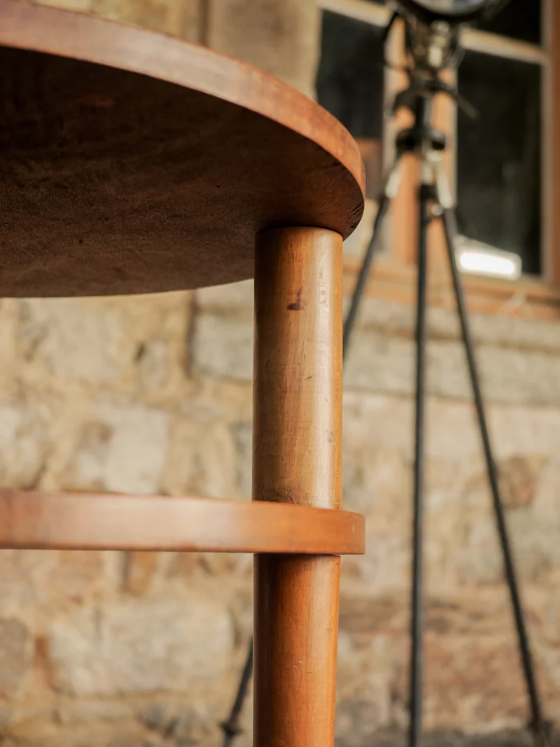 Francine, la table d'appoint aux pieds en laiton N°1586