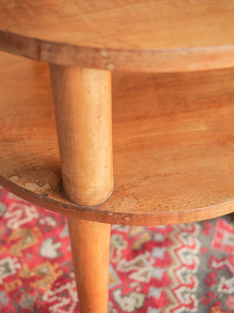 Francine, la table d'appoint aux pieds en laiton N°1586