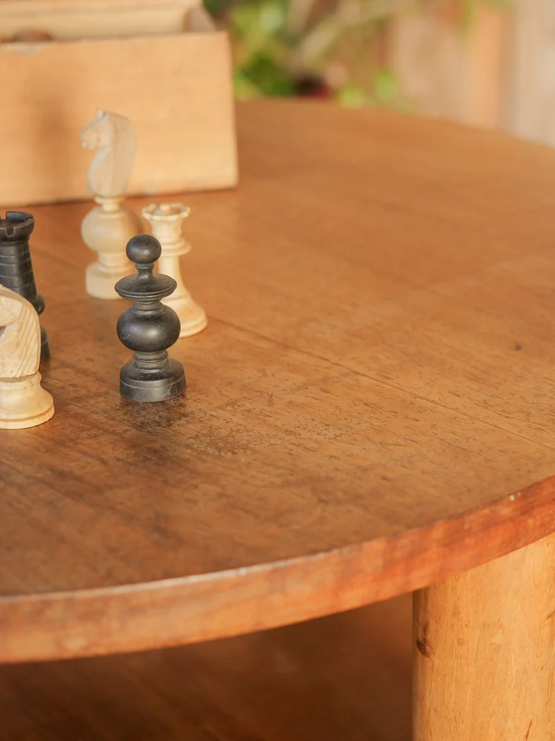 Francine, la table d'appoint aux pieds en laiton N°1586
