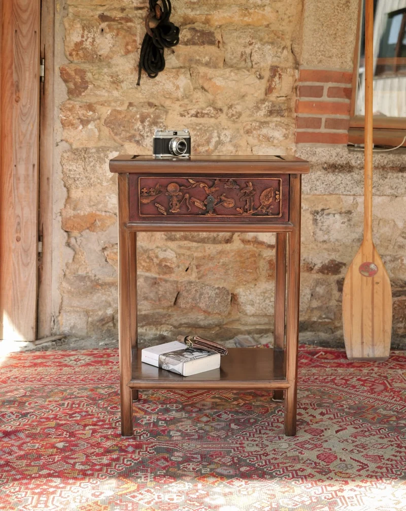 Francine, la table d'appoint au tiroir sculpté N°1584
