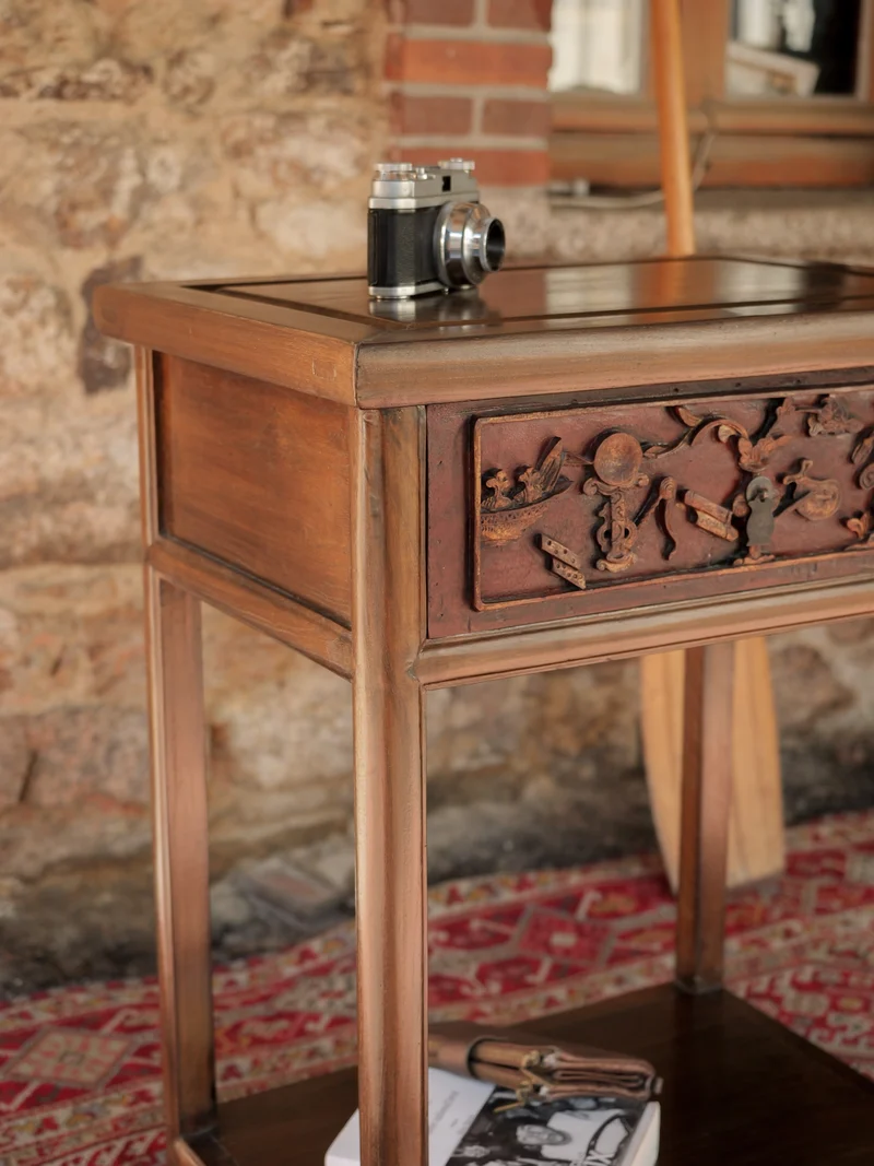 Francine, la table d'appoint au tiroir sculpté N°1584