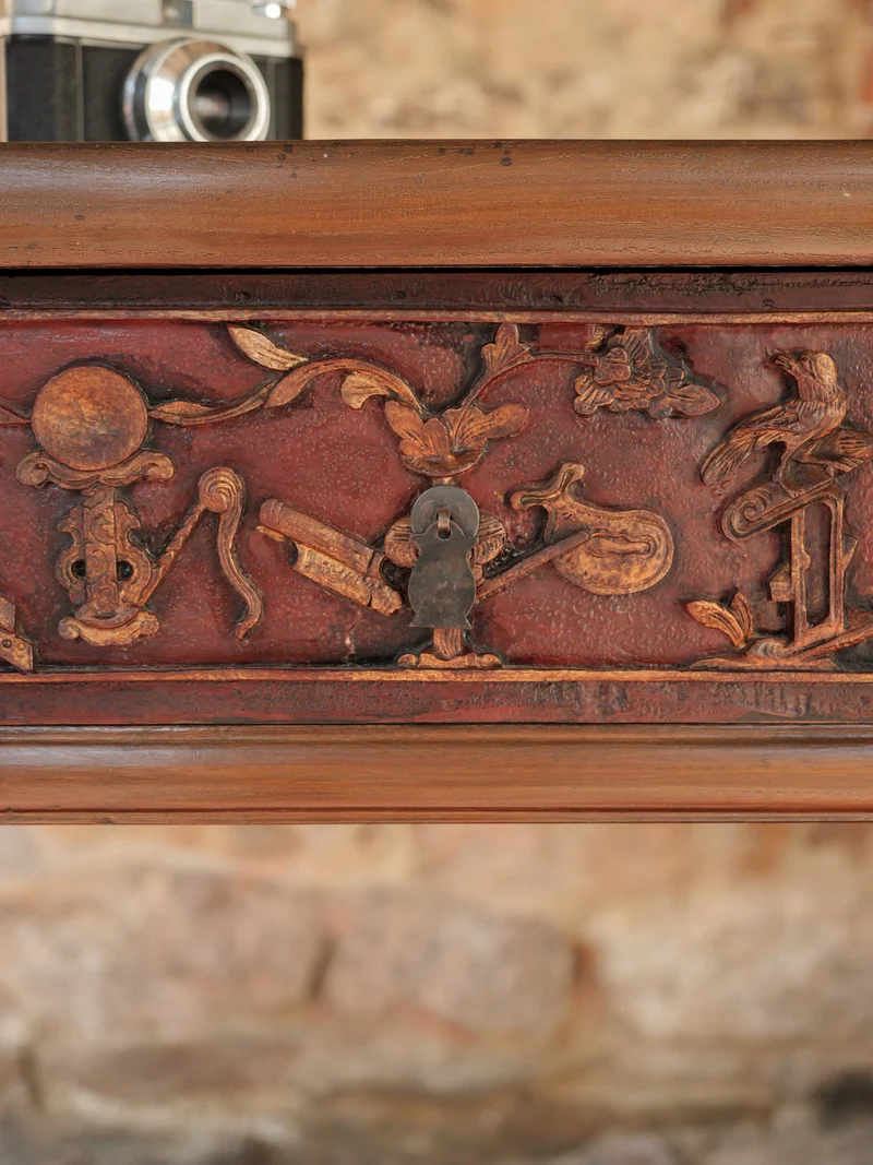 Francine, la table d'appoint au tiroir sculpté N°1584