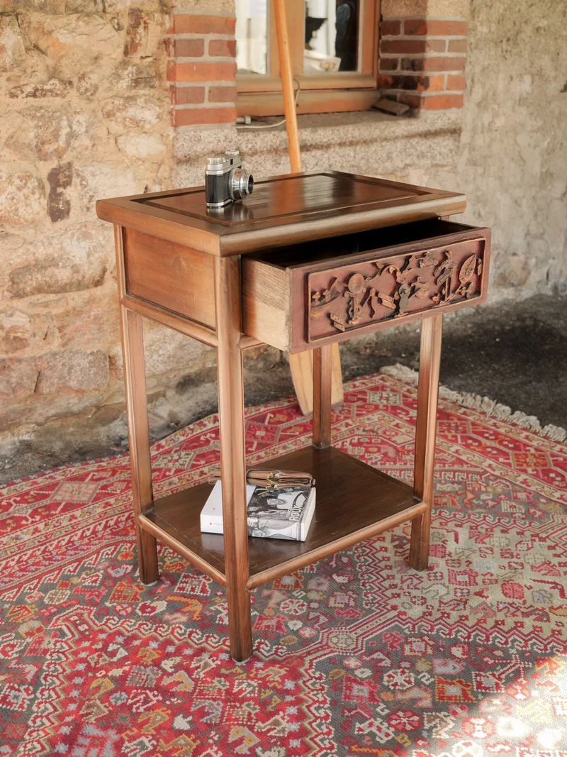 Francine, la table d'appoint au tiroir sculpté N°1584