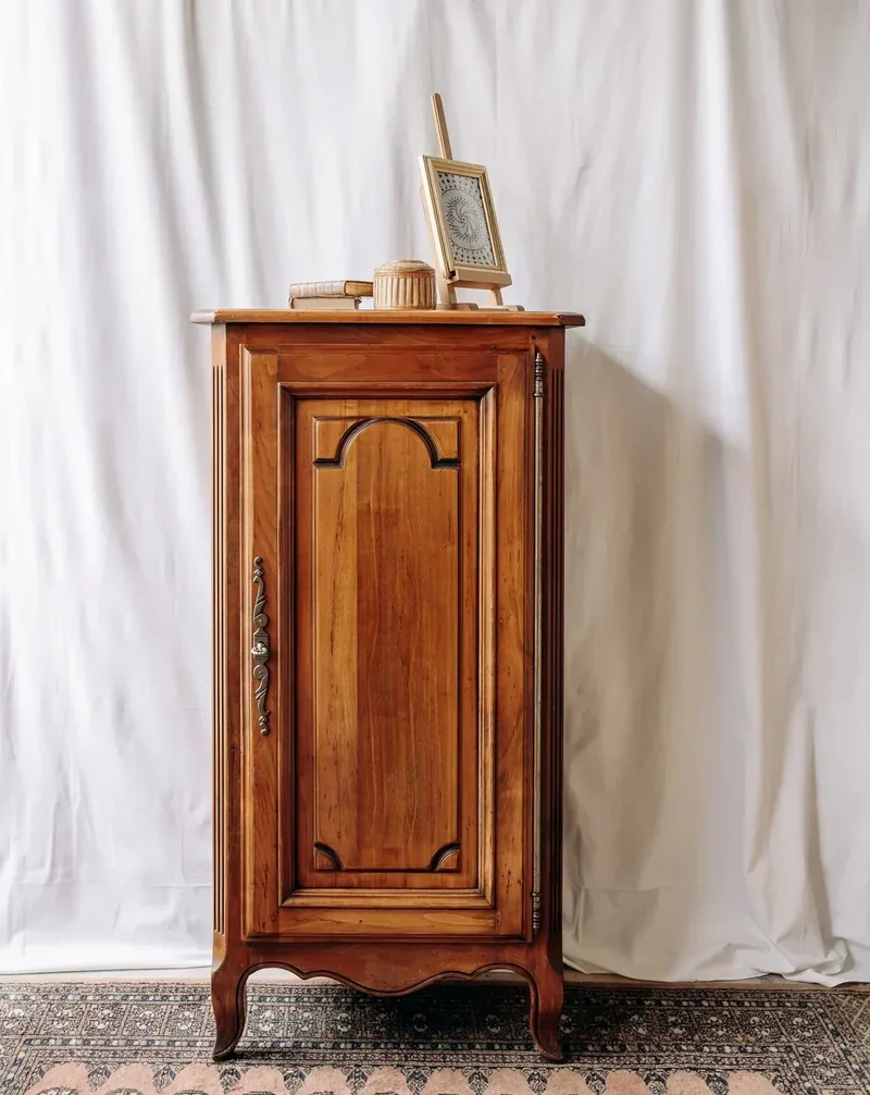 Blandine, la bonnetière en bois foncé N°340