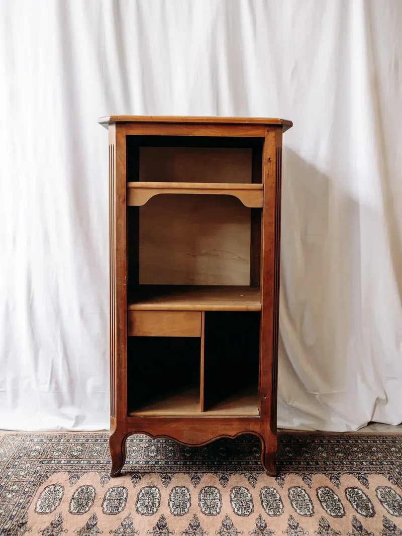 Blandine, la bonnetière en bois foncé N°340