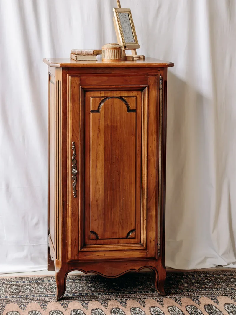 Blandine, la bonnetière en bois foncé N°340