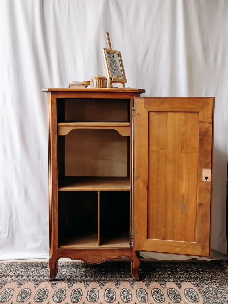 Blandine, la bonnetière en bois foncé N°340