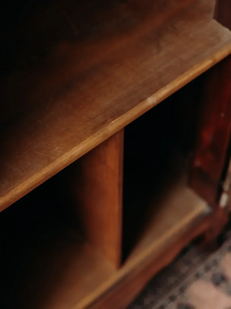 Blandine, la bonnetière en bois foncé N°340