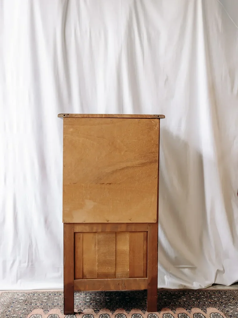 Blandine, la bonnetière en bois foncé N°340