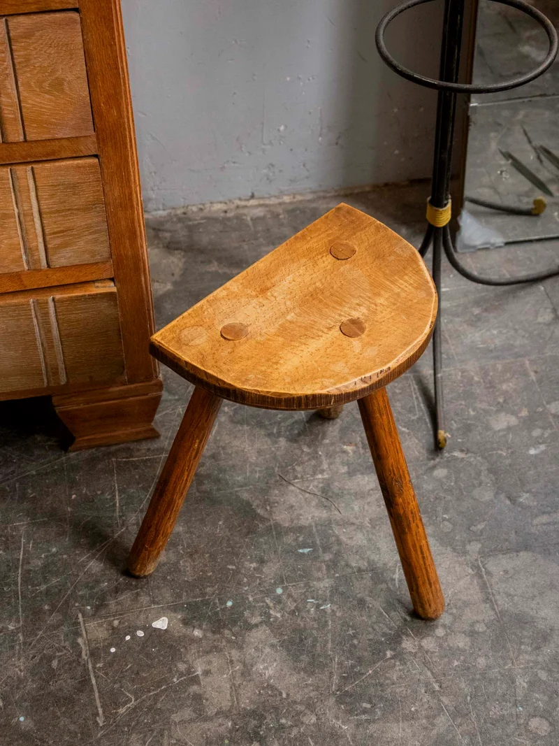 Regis, le tabouret porte-plante au style tripode N°1545