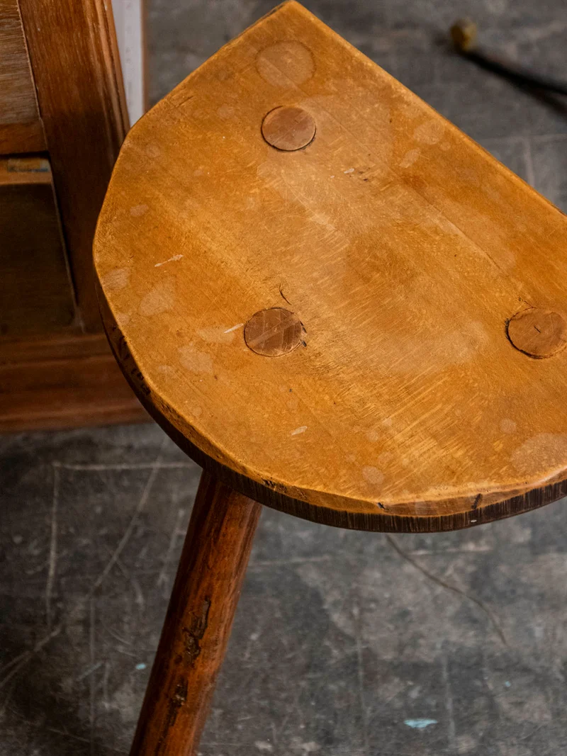 Regis, le tabouret porte-plante au style tripode N°1545