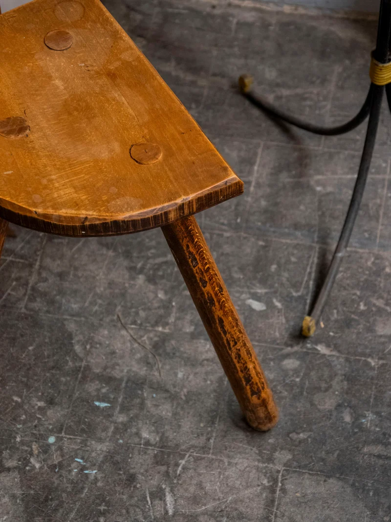 Regis, le tabouret porte-plante au style tripode N°1545