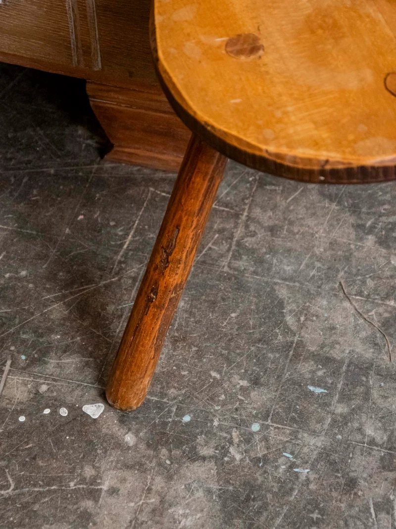 Regis, le tabouret porte-plante au style tripode N°1545