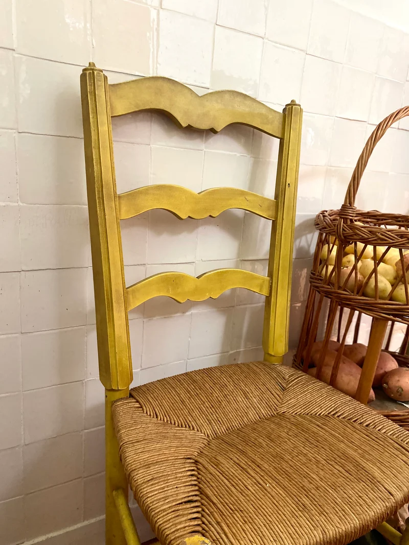 Chaise en bois ancienne