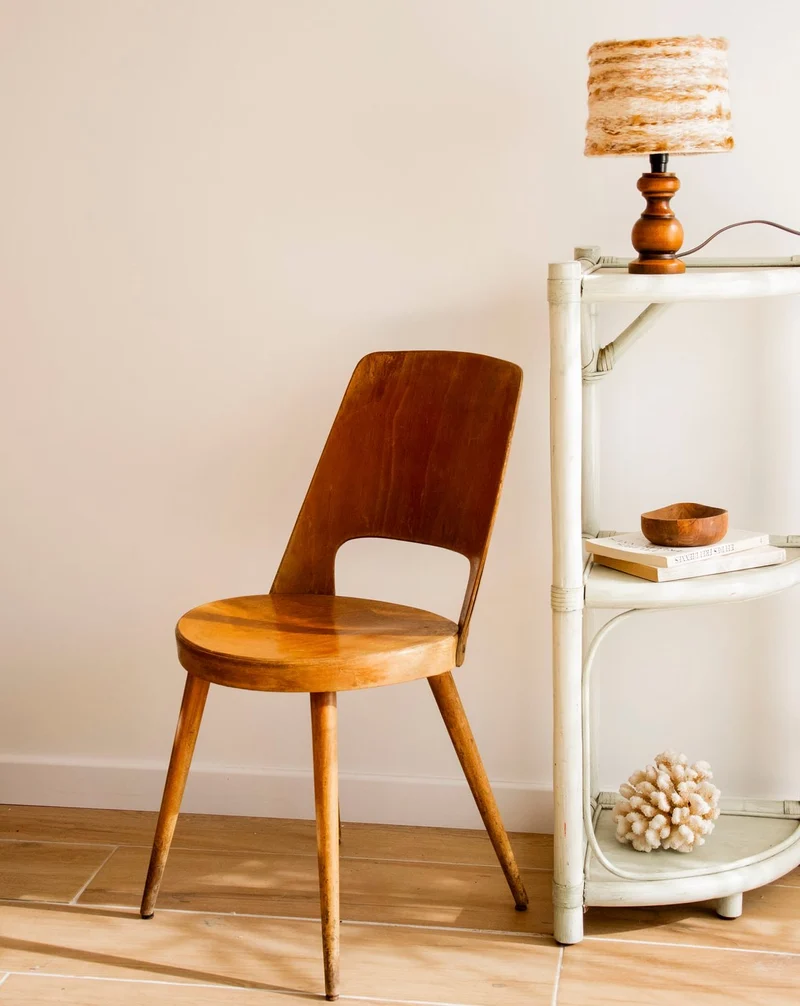 Alma, la chaise en teck foncé au design épuré N°1940