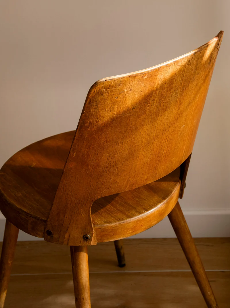 Alma, la chaise en teck foncé au design épuré N°1940