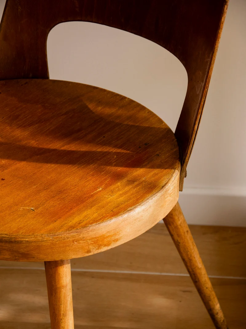 Alma, la chaise en teck foncé au design épuré N°1940