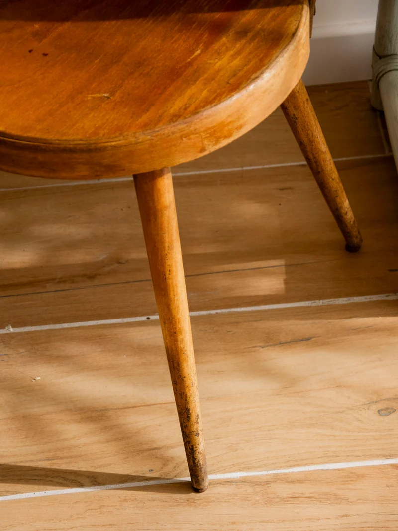 Alma, la chaise en teck foncé au design épuré N°1940