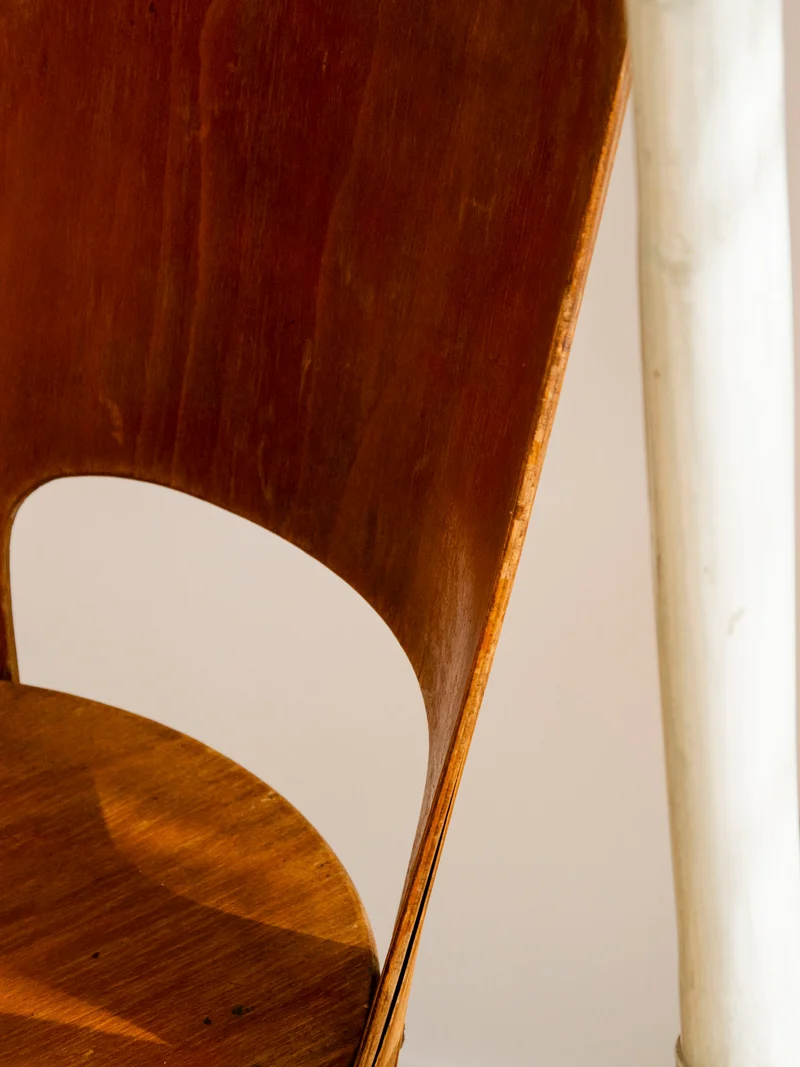 Alma, la chaise en teck foncé au design épuré N°1940