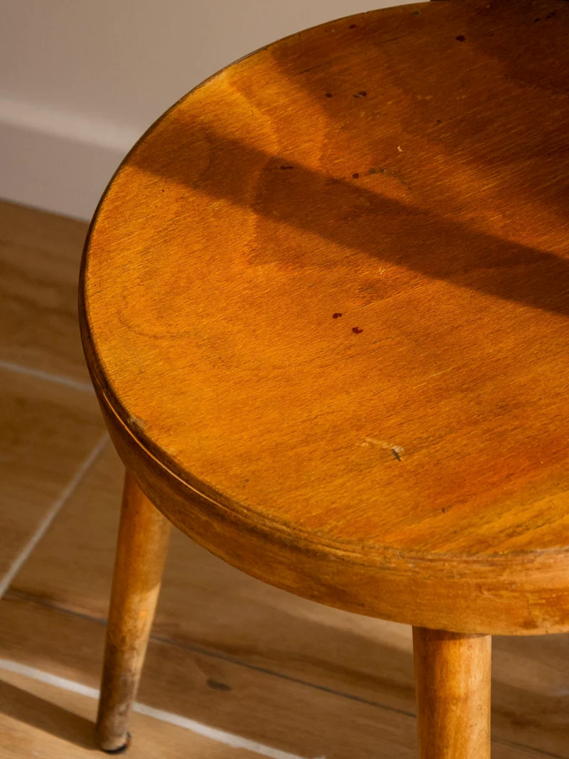 Alma, la chaise en teck foncé au design épuré N°1940