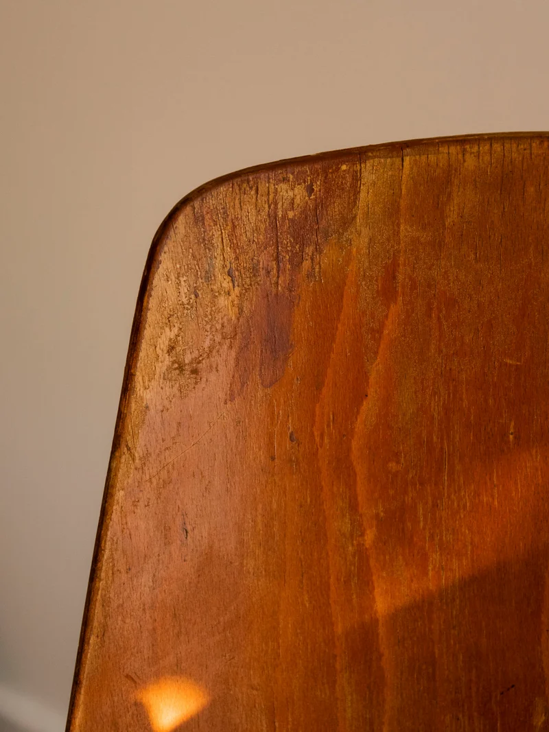 Alma, la chaise en teck foncé au design épuré N°1940