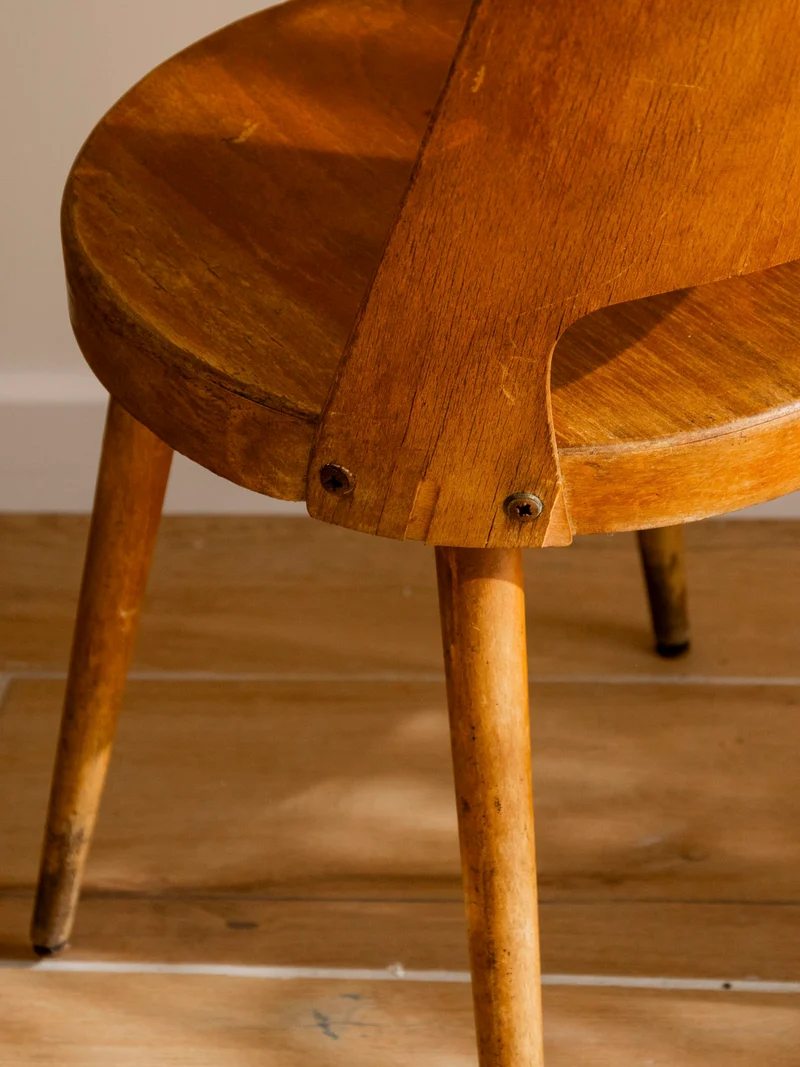 Alma, la chaise en teck foncé au design épuré N°1940