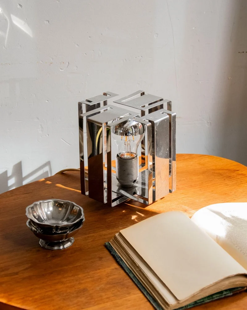 Julia, la lampe à poser en inox à la forme géométrique N°1065