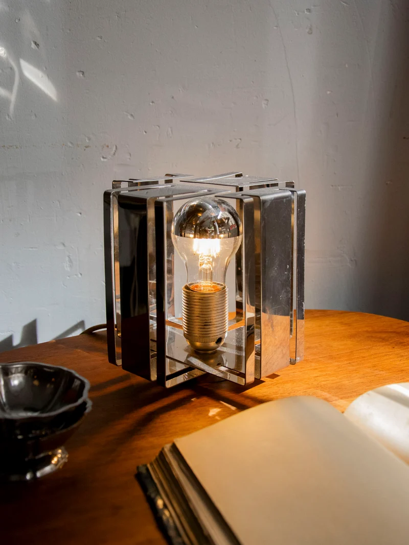 Julia, la lampe à poser en inox à la forme géométrique N°1065