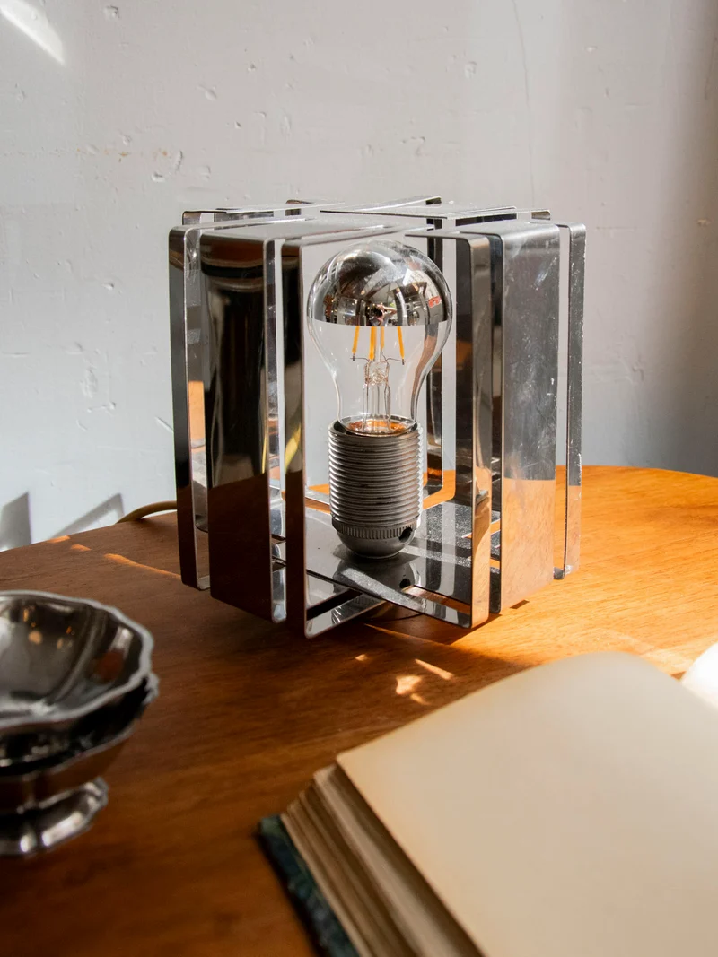 Julia, la lampe à poser en inox à la forme géométrique N°1065