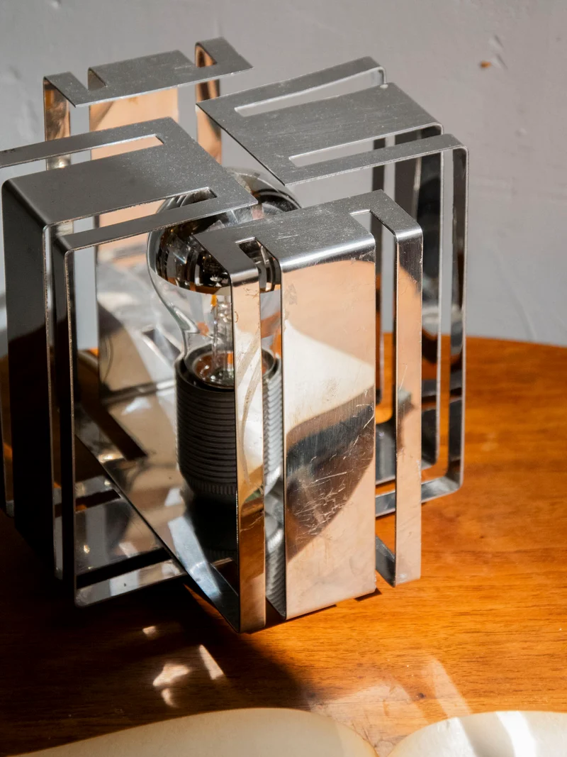 Julia, la lampe à poser en inox à la forme géométrique N°1065