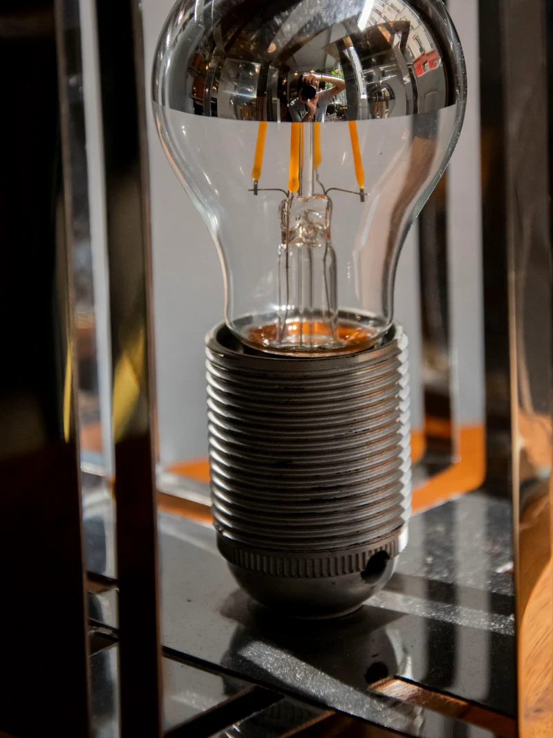 Julia, la lampe à poser en inox à la forme géométrique N°1065