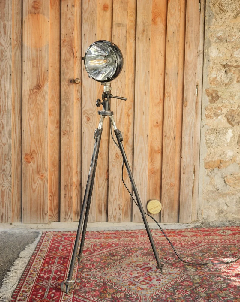 Julien, le lampadaire de cinéma N°412