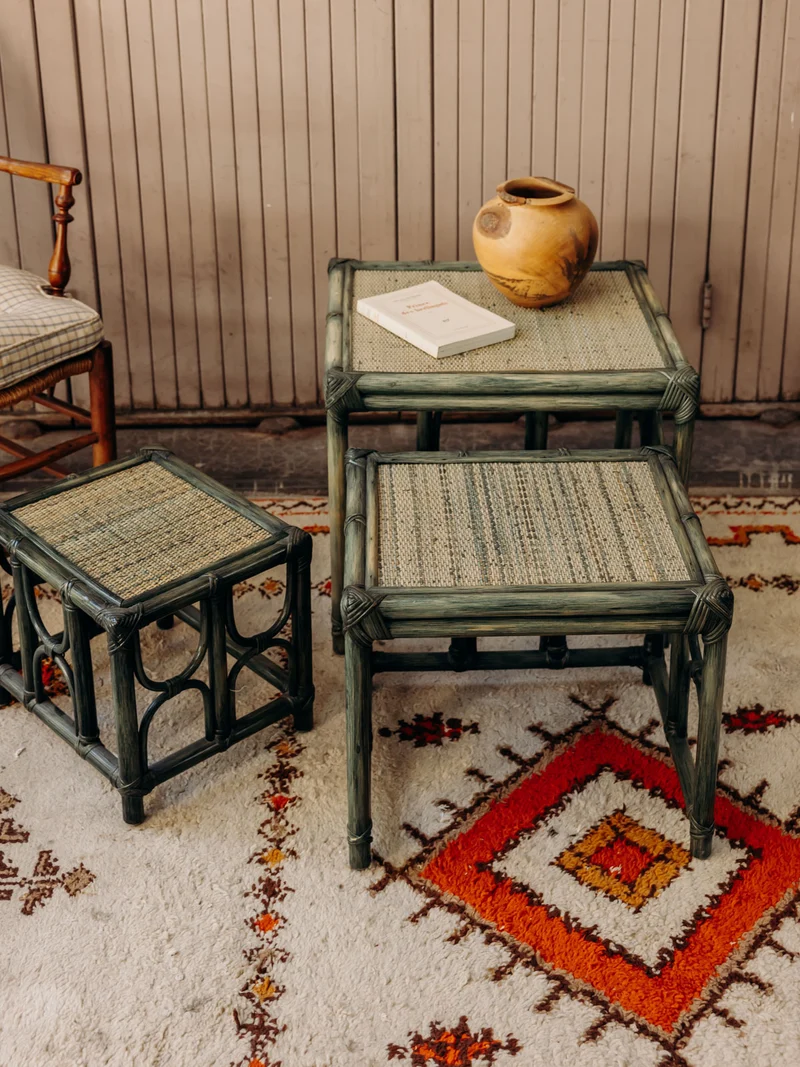 Barbara, les 3 tables gigognes au tressage en rotin vert forêt N°211