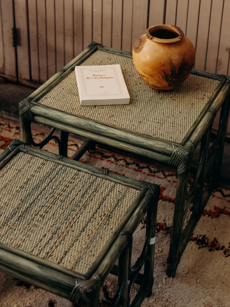 Barbara, les 3 tables gigognes au tressage en rotin vert forêt N°211