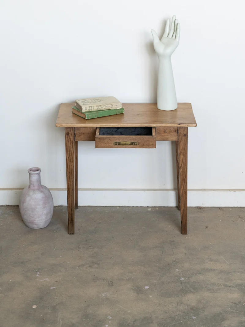 Francine, la petite table d'appoint de campagne en bois N°1595