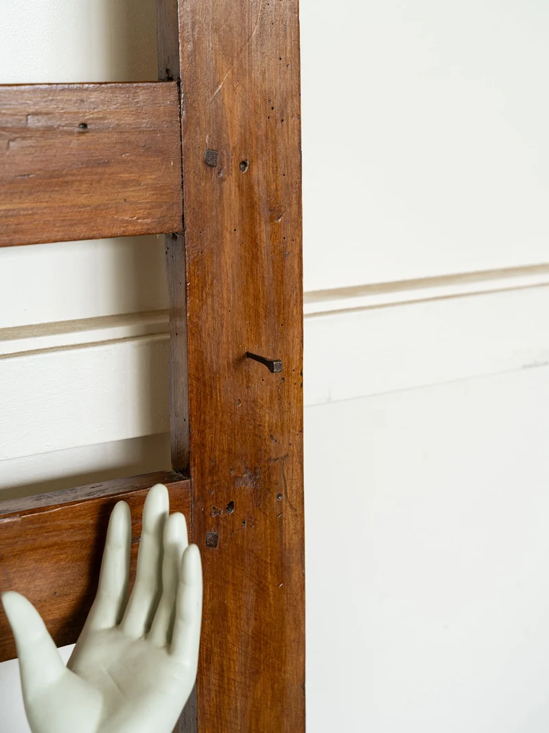 Gaëlle, l'ancienne étagère à casseroles en bois N°1572