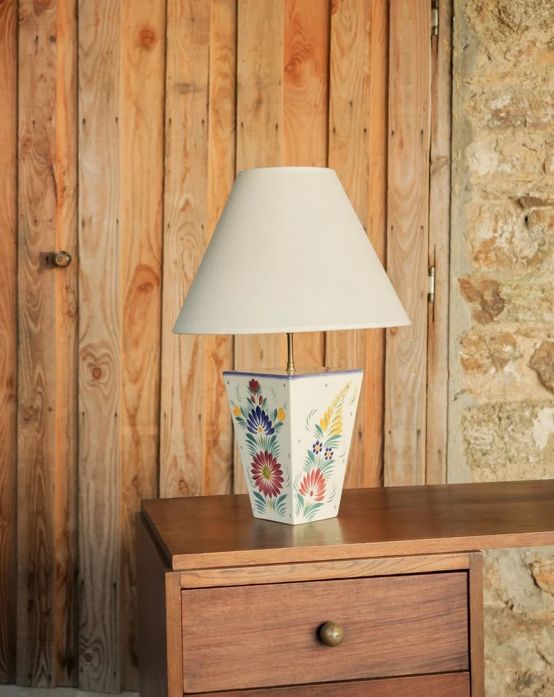 Suzanne, la lampe à poser en faïence N°650