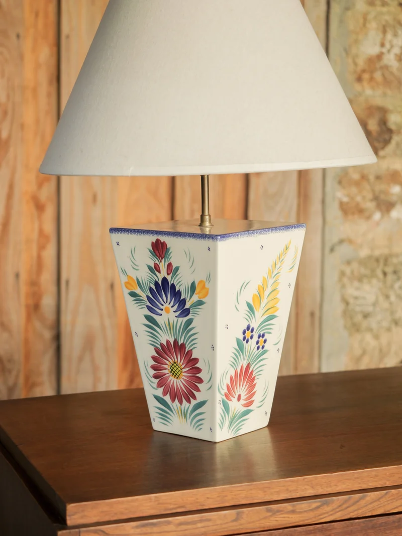 Suzanne, la lampe à poser en faïence N°650