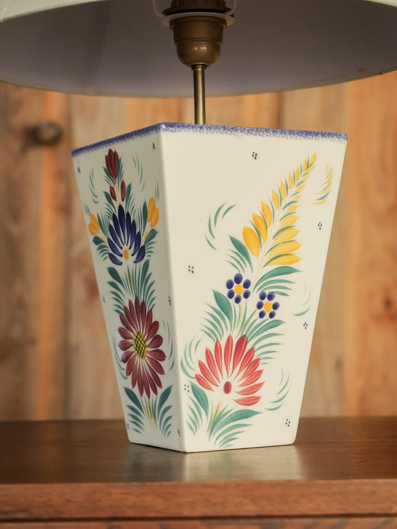 Suzanne, la lampe à poser en faïence N°650
